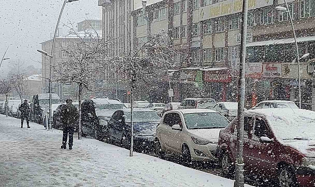 Erzurum'da kar yağışı etkili oluyor, 147 köy yolu ulaşıma kapalı