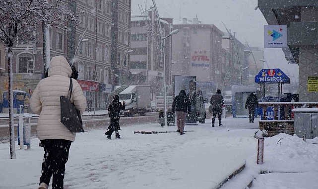 Erzurum'da kış geri döndü, 196 köy yolu kapalı