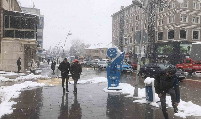 Erzurum'da mart sonunda lapa lapa kar yağdı