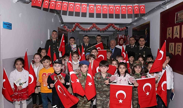 Erzurum'da öğrenciler ilk mektuplarını asker abilerine yazdı
