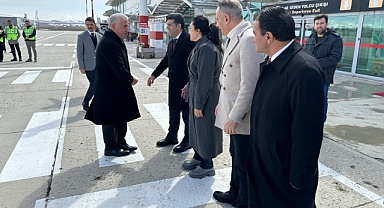 Eski Bakan, Ağrı’ya çıkarma yaptı