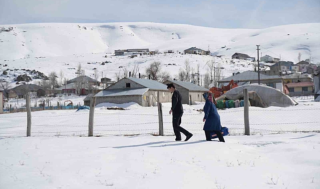 Evde Sağlık Birimi ekipleri karla kaplı köylere giderek hastaları tedavi ediyor