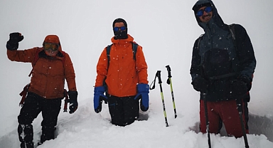 Fırtınadan yollarını kaybeden Dağcılar, Ağrı Dağı'ndan navigasyonla indiler (Videolu Haber)