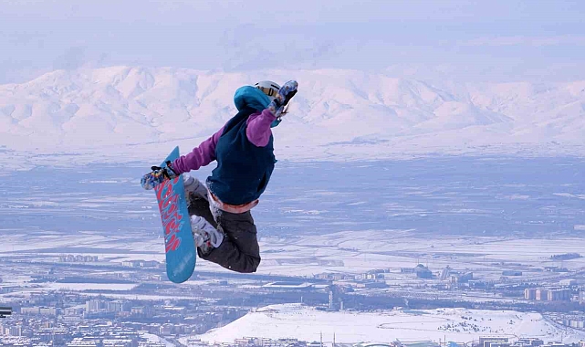 Freestyle akrobasi kayakçıları Palandöken'de nefes kesti