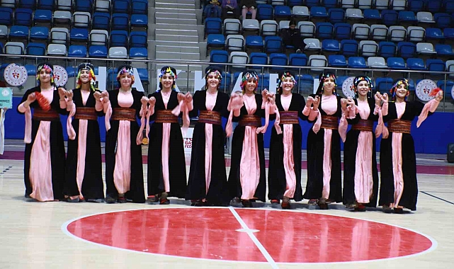 Hakkari'de "Kulüpler Arası Halk Oyunları Yarışması" yapıldı