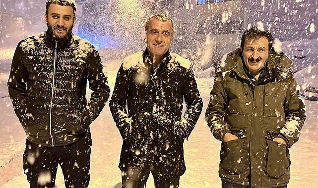 Hakkari'de lapa lapa kar yağışı