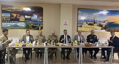 Hamur Kaymakamı Yıldırım, Emniyet Amirliği ve İlçe Jandarma personelleri ile iftarda buluştu