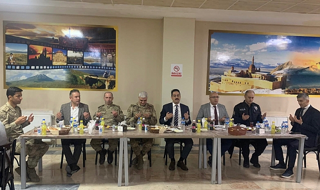 Hamur Kaymakamı Yıldırım, Emniyet Amirliği ve İlçe Jandarma personelleri ile iftarda buluştu
