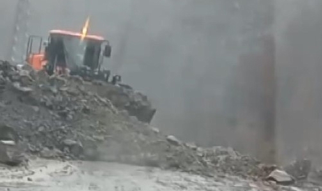 Heyelan meydana gelen yol kısa sürede trafiğe açıldı