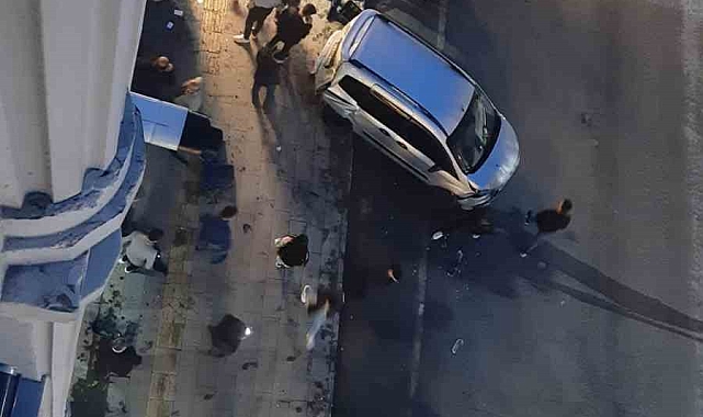 İki araca çarpan panelvan, iş yerine girerek durabildi