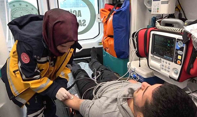 Kadın paramedikler, zorlu yollarda özveriyle hayat kurtarıyor