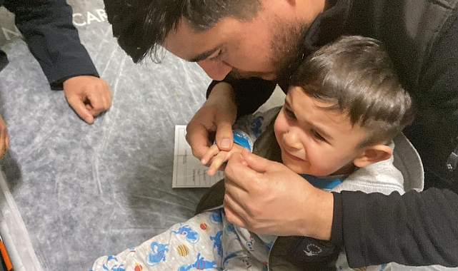 Kapak açacağına parmağını sıkıştıran çocuğu itfaiye kurtardı