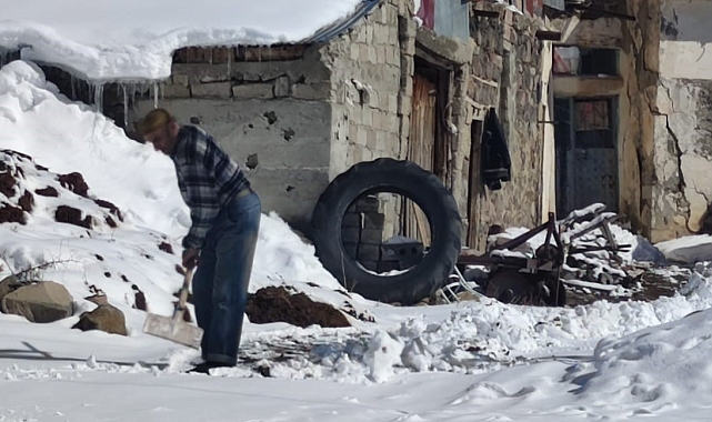 Kar yağışı Aşkale'yi esir aldı