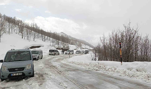 Karda mahsur kalan 60 kişi kurtarıldı