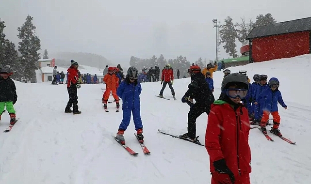 Kars'ta 600 öğrenciye kayak eğitimi verildi