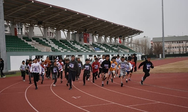 Kars'ta atletizm yarışları yapıldı