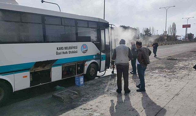 Kars'ta hareket halindeki dolmuş yandı