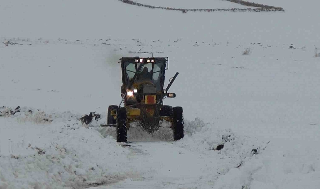 Kars'ta kar 47 köy yolunu ulaşıma kapadı