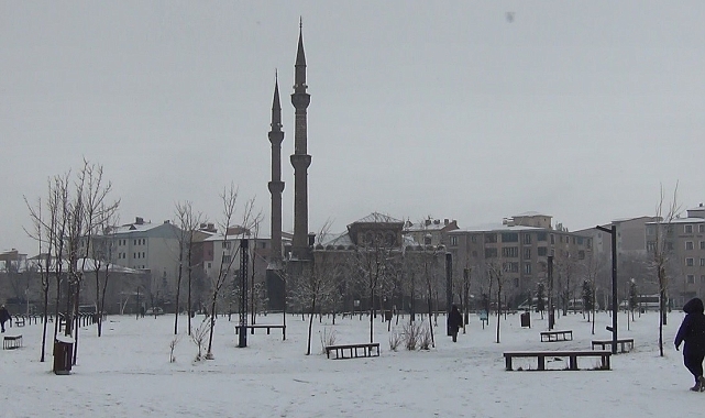 Kars'ta kar yağışı etkili oluyor