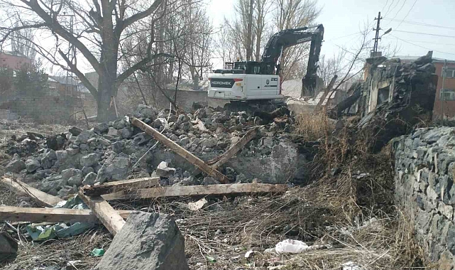 Kars'ta metruk binalar tek tek yıkılıyor