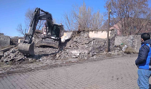 Kars'ta metruk yapıların yıkımı sürüyor