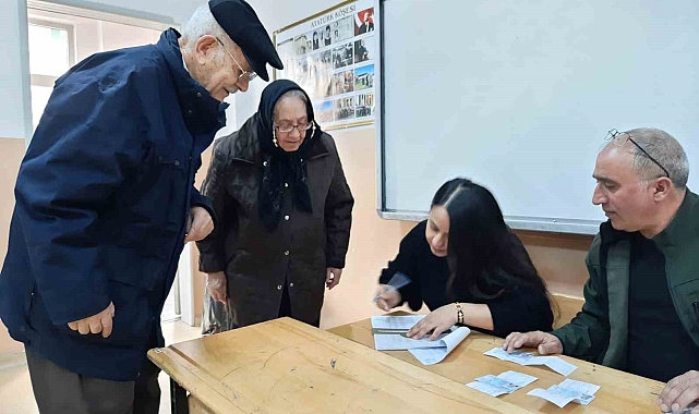 Kars'ta vatandaşlar oy kullanmaya başladı