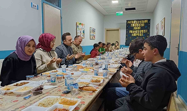 Kaymakam Bayram ve eşi öğrencilerle iftar yaptı