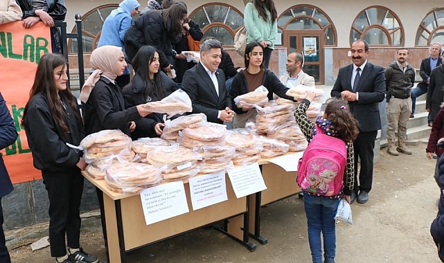Kaymakam Özçelik, kız öğrencileri ile birlikte Ramazan pidesi dağıttı