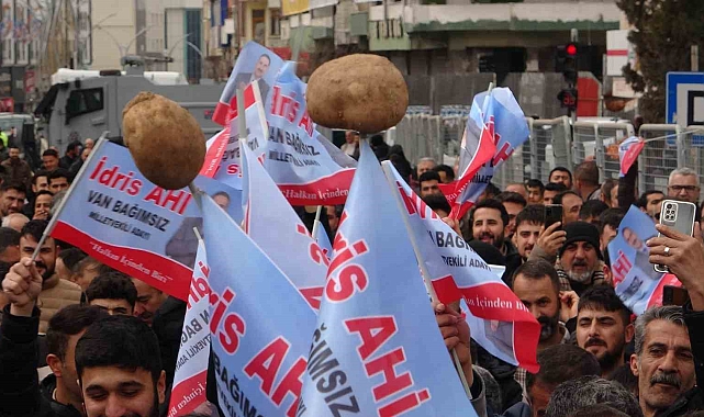 Kendini 'yerli patates' olarak tanıtan Belediye Başkan Adayı Ahi'den gövde gösterisi