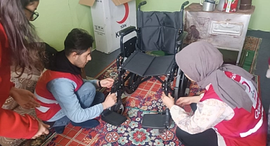 Kızılay Doğubayazıt’tan, ihtiyaç sahiplerine tekerlekli sandalye hediye edildi