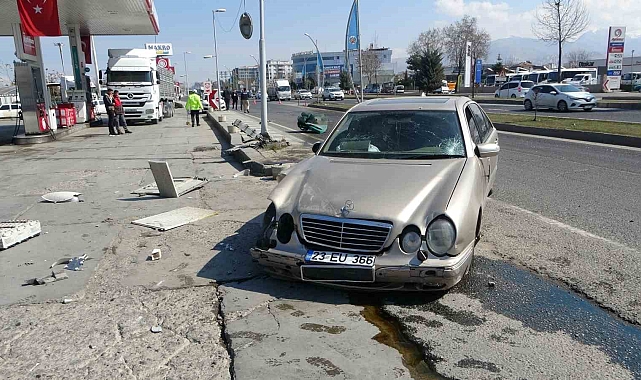Kontrolden çıkan otomobil akaryakıt istasyonuna daldı