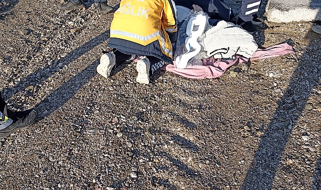 Kontrolden çıkan otomobil altyapı için açılan çukura yuvarlandı: 2 yaralı