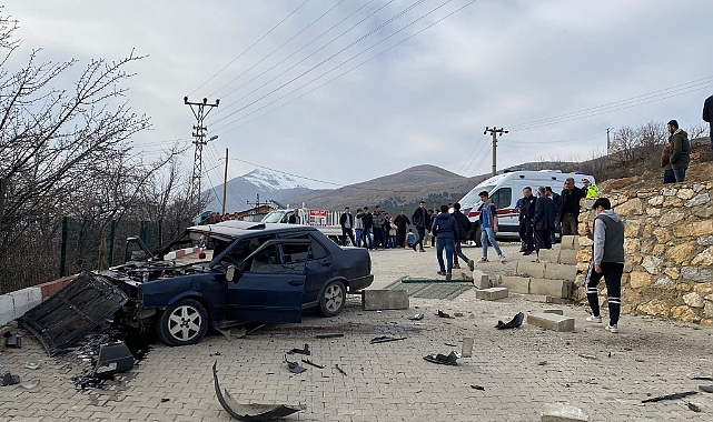 Kontrolden çıkan otomobil okulun bahçesine daldı