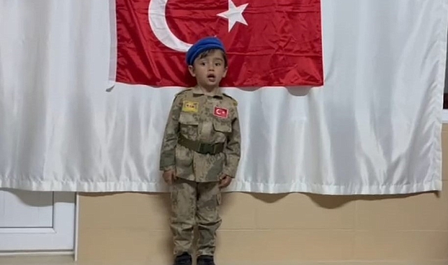 Küçük Ömer'in İstiklal Marşı coşkusu