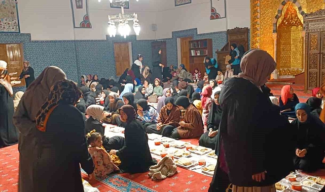 Kur'an kursu öğrencileri tarihi camide iftar açtı