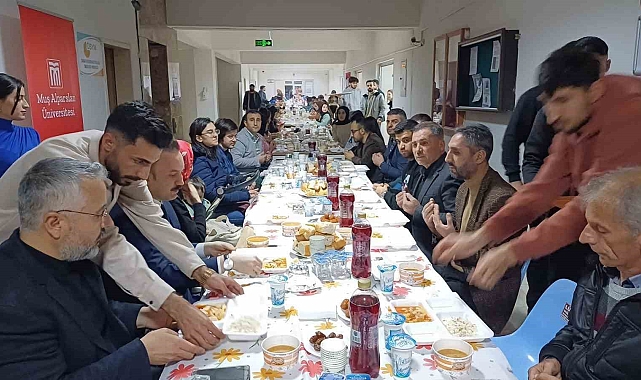 Malazgirtli iş adamından üniversite öğrencilerine iftar yemeği