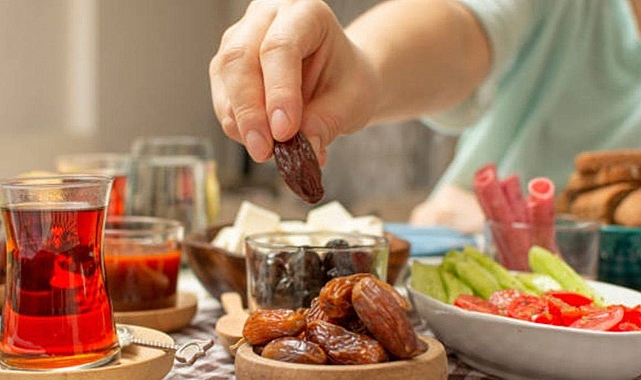 Meraklı Sorular: Ezan okunurken hala bir şeyler yemek orucu bozar mı?