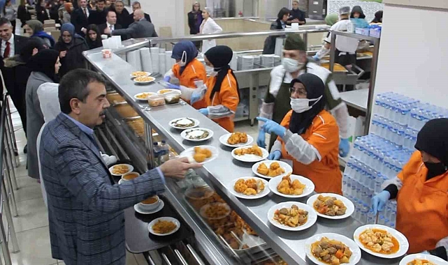 Milli Eğitim Bakanı Tekin öğrencilerle iftar yaptı