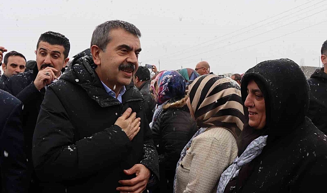 Milli Eğitim Bakanı Tekin'e kar altında coşkulu karşılama