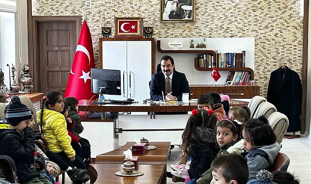 Minik öğrencilerden Kaymakam Akköz'e ziyaret
