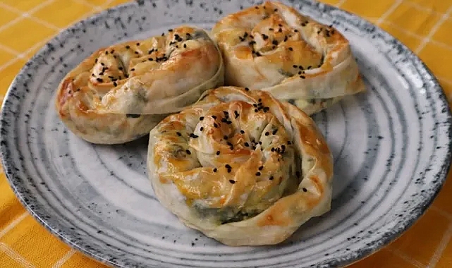Misafirlerinizi büyüleyecek tarif: Ev yapımı Ispanaklı Börek
