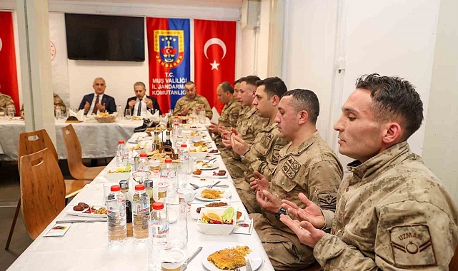 Muş Valisi Çakır, üs bölgesinde askerlerle iftar yaptı