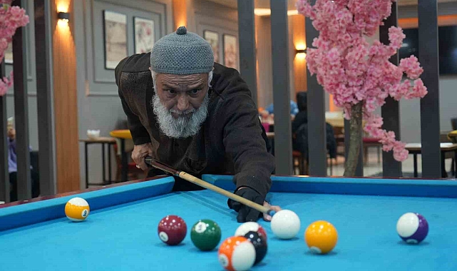 Muş'ta 68 yaşındaki Turgut Dede, bilardo tutkusunu 35 yıldır sürdürüyor