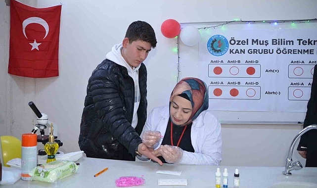 Muş'ta kimya öğretmeni yaptığı çalışmayla 3 saniyede kan grubunu tespit ediyor