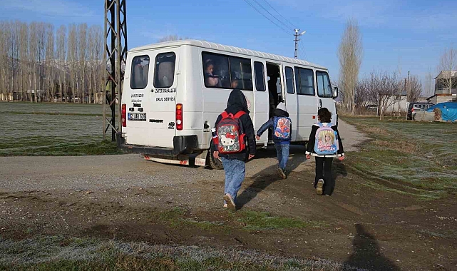 Muş'ta Krediyle aldığı aracı ücretsiz öğrenci servisine dönüştürdü