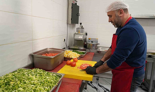 Muşt'a Türk Kızılay'ın aşevlerinde kazanlar ihtiyaç sahipleri için kaynıyor