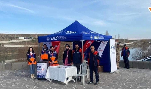 Muş'un Tarihi Murat Köprüsü'nde deprem farkındalık standı kuruldu