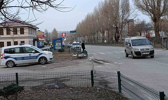 Okul servisinin çarptığı öğretmen ağır yaralandı