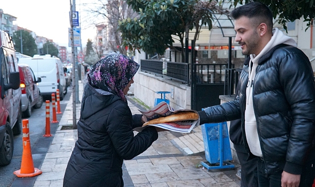 Pamukkale Adayı Ertemur iftar zamanı trafikte kalanlara Ramazan pidesi dağıttı
