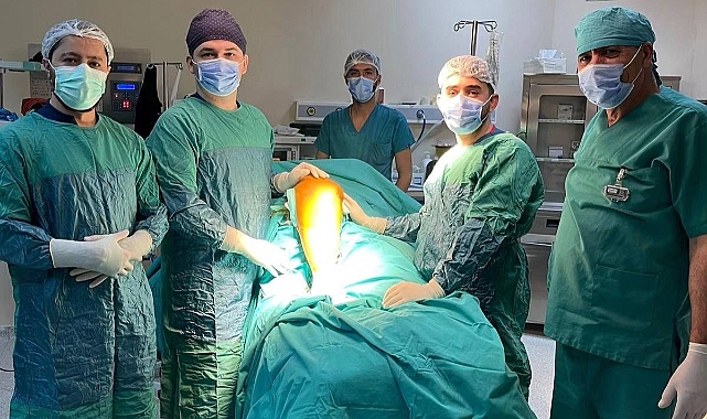 Patnos Devlet Hastanesi Ortopedi Uzmanı Süleyman Kaan Öner'den İlham Veren Başarı: 70 Yaşındaki Hastaya Diz Protezi Ameliyatı